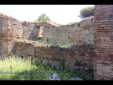 07164 ostia - regio i - insula xii - sede di una corporazione (i,xii,8) - 4. laden re der treppe - westseite - 06-2024.jpg